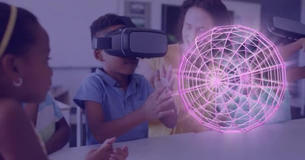 Animaatio Muotoja Yli Onnellinen Monipuolinen Naisopettaja Oppilaiden Kuulokkeet Luokkahuoneessa Virtuaalitodellisuus — kuvapankkivideo