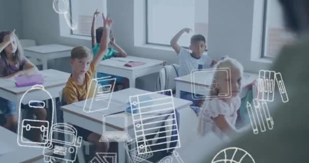 Animation Skolens Ikoner Glade Forskelligartede Skolebørn Ved Skriveborde Hæve Hænder – Stock-video