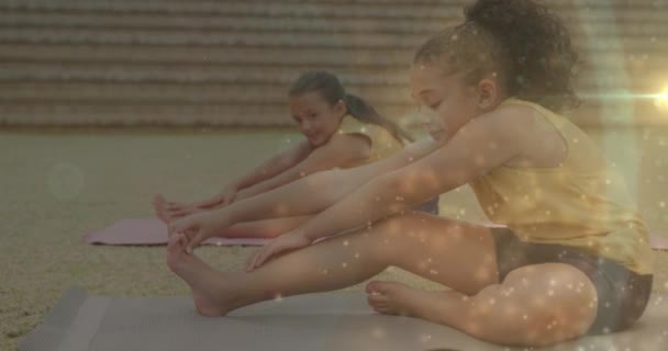 Animatie Van Bokeh Lichten Diverse Schoolmeisjes Oefenen Outdoor Yoga Klasse — Stockvideo