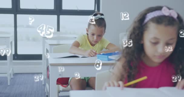Animation Von Zahlen Über Fröhliche Schulmädchen Die Schreibtisch Unterricht Arbeiten — Stockvideo
