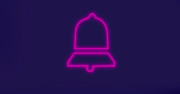 Kompozycja Fioletowej Neonowej Ikony Dzwonka Niebieskim Tle Globalne Media Społecznościowe — Zdjęcie stockowe