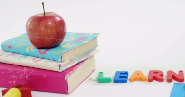 Okul eşyaları üzerinde matematiksel veri işleme animasyonu. Eğitim, öğrenim ve okul kavramı dijital olarak oluşturulmuş video.