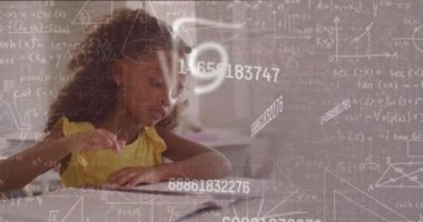 Matematik hesaplamalarının animasyonu ve melez liseli kızın sınıftaki masasında yoğunlaşması üzerine veriler. Matematik, veri, okul, çocukluk, eğitim ve öğrenme, dijital olarak oluşturulmuş video.