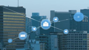 Dijital simge ağının şehir manzarasının havadan görüntüsüne karşı animasyonu. Küresel ağ ve iş teknolojisi kavramı