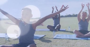 Açık hava dersinde yoga yapan çeşitli çocuklar üzerinde beyaz ışık lekelerinin canlandırılması. Sağlık, refah, okul, eğitim, çocukluk ve öğrenme, dijital olarak üretilen video.