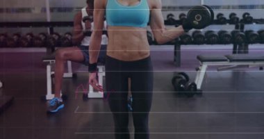 Beyaz bir kadının egzersiz yapması, ağırlık kaldırması üzerine veri işleme animasyonu. Küresel spor, fitness, hesaplama ve veri işleme kavramı dijital olarak oluşturulmuş video.