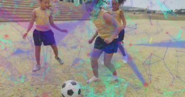 Spor sahasında futbol oynayan mutlu liseli kızlar üzerinde ağ animasyonları. Spor, sağlık, okul, eğitim, çocukluk ve öğrenme, dijital olarak üretilen video.