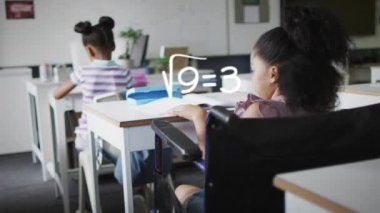 Matematik animasyonları, sınıftaki tekerlekli sandalyedeki mutlu melez kız öğrencilere göre hesaplanıyor. Engellilik, kapsayıcılık, okul, çocukluk, eğitim ve öğrenme, dijital olarak oluşturulmuş video.