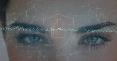 Mavi göz üzerinde asma kilit ve veri işleme animasyonu. Çevrimiçi güvenlik, dijital arayüz, hesaplama ve veri işleme kavramı dijital olarak oluşturuldu.
