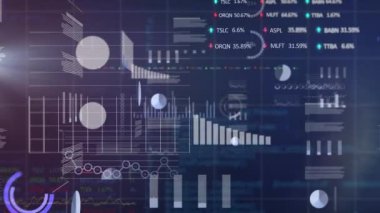 Mavi arkaplan üzerinden istatistiksel ve borsa veri işlemesinin animasyonu. Küresel ekonomi ve iş veri teknolojisi kavramı