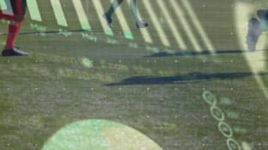 Farklı futbol oyuncularının sahada veri işleme animasyonları. Küresel spor, rekabet ve veri işleme kavramı dijital olarak oluşturulmuş video.