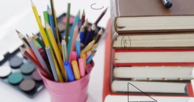 Okul eşyaları üzerinde matematiksel veri işleme animasyonu. Eğitim, öğrenim ve okul kavramı dijital olarak oluşturulmuş video.