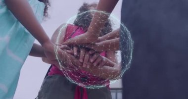 Çeşitli çocukların el ele tutuşması ile bağlantıları olan dünyanın animasyonu. Küresel bağlantılar, dijital arayüz ve dijital olarak oluşturulan veri işleme konsepti.