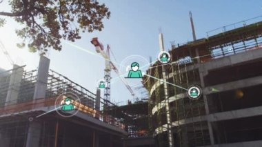 İnşaat alanına karşı dijital simge ağının animasyonu. Küresel ağ ve iş teknolojisi kavramı