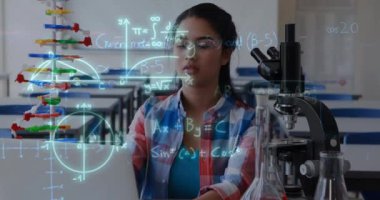 Laboratuvarda mikroskop kullanarak iki ırklı kız üzerinde matematiksel denklemlerin animasyonu. Küresel bilim, eğitim ve dijital arayüz kavramı dijital olarak oluşturulmuş video.