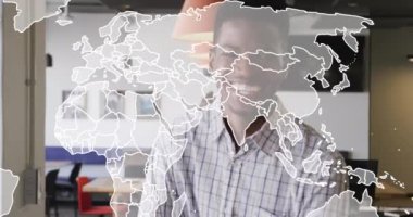 Ofiste gülümseyen Afro-Amerikan adama karşı dünya haritasının animasyonu. Küresel ağ ve iş teknolojisi kavramı