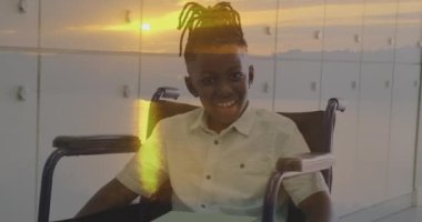 Günbatımının animasyonu, tekerlekli sandalyedeki mutlu Afrikalı Amerikalı okul çocuğu dolapların yanında. Engellilik, kapsayıcılık, okul, çocukluk, eğitim ve öğrenme, dijital olarak oluşturulmuş video.