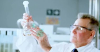 Kafkas erkek doktor üzerinde matematiksel denklemlerin küçük şişeyle canlandırılması. Küresel bilim ve dijital arayüz kavramı dijital olarak oluşturulmuş video.