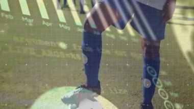 Sahada topu olan çift ırklı bayan futbolcu üzerinden veri işleme animasyonu. Küresel spor, rekabet ve veri işleme kavramı dijital olarak oluşturulmuş video.