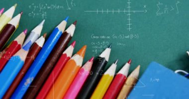 Okul eşyaları üzerinde matematiksel veri işleme animasyonu. Eğitim, öğrenim ve okul kavramı dijital olarak oluşturulmuş video.