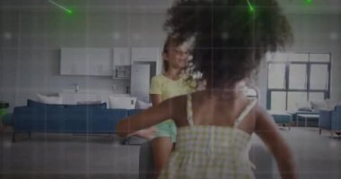 Teneffüste tablet kullanan çok ırklı kız öğrencilerin parlayan ağının animasyonu. İletişim, teknoloji, arkadaşlık, okul, eğitim, çocukluk ve öğrenme, dijital olarak oluşturulmuş video.