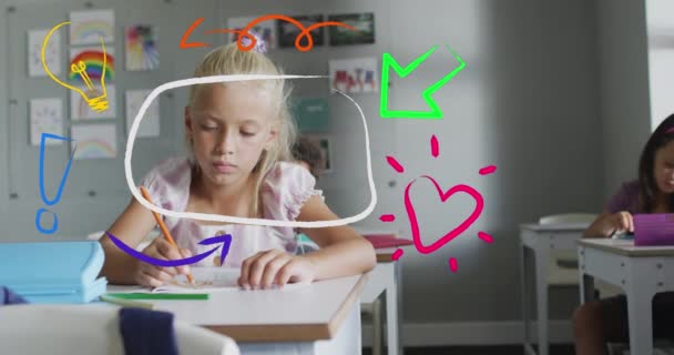 교실에서 책상에서 일하고 코카서스 여학생에 영감의 아이콘을 애니메이션으로 표현하고 디지털로 — 비디오