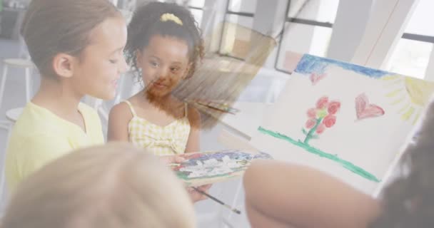 Анимация Кисти Над Счастливыми Разнообразными Школьницами Говорящих Рисующих Художественном Классе — стоковое видео