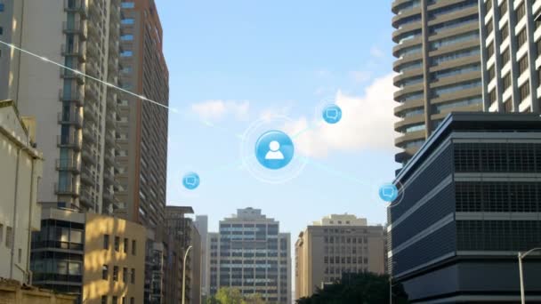 背の高い建物の空中ビューに対するデジタルアイコンのネットワークのアニメーション グローバルネットワークとビジネステクノロジーのコンセプト — ストック動画