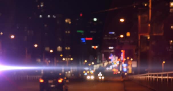 焦点都市の光の上に複数の色のボールのネットワークのアニメーション グローバルビジネス デジタルインターフェイス データ処理コンセプトデジタル生成ビデオ — ストック動画
