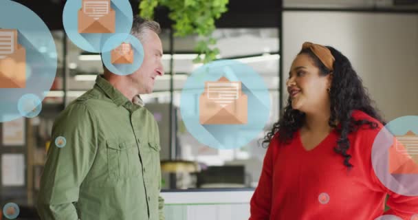 Muhtelif Erkek Kadınların Ofiste Tartıştığı Birden Fazla Mesaj Ikonlarının Canlandırılması — Stok video