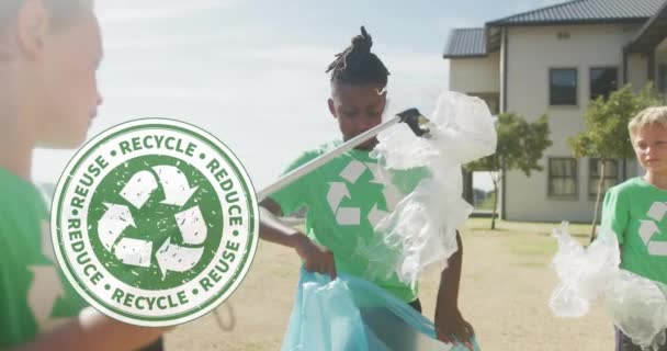 Анімація Логотипу Переробки Над Щасливими Різноманітними Школярами Збирають Пластик Поза — стокове відео