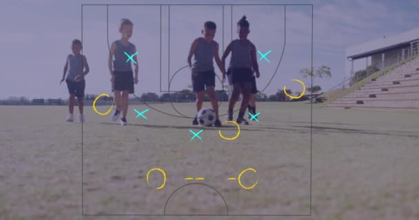 Animacja Taktyki Gry Nad Szczęśliwy Różnych Uczniów Grających Piłkę Nożną — Wideo stockowe