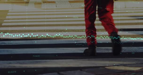 通りを横断する男の低いセクションに対するデータ処理のアニメーション コンピュータインターフェイスとビジネスデータテクノロジーの概念 — ストック動画
