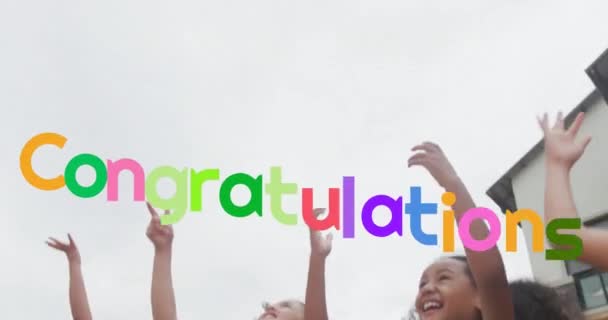 空気中でモルタルボードを投げる幸せな多様な女子高生以上のお祝いのテキストのアニメーション 子供時代 教育と学習 デジタルで生成されたビデオ — ストック動画