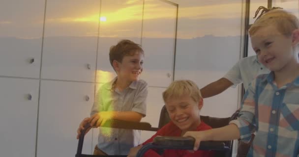 Анимация Пейзажа Заката Над Счастливыми Разнообразными Школьниками Толкающими Друга Инвалидной — стоковое видео