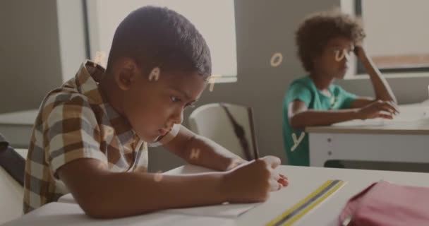 Анімація Листів Пливуть Над Бюстом Афроамериканського Школяра Який Пише Столом — стокове відео