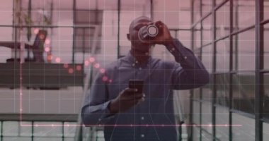 Akıllı telefon kullanan Afro-Amerikan iş adamı üzerinden finansal veri işleme animasyonu. Küresel iş, finans, hesaplama ve veri işleme kavramı dijital olarak oluşturulmuş video.