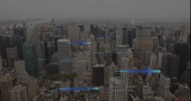 Şehir manzarasının havadan görüntüsüne karşı veri işleme animasyonu. Bilgisayar arayüzü ve iş veri teknolojisi kavramı