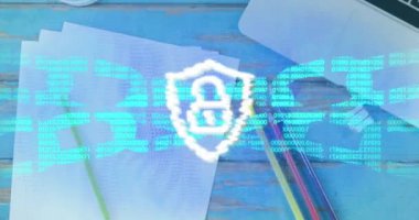 Ahşap yüzeydeki ofis ekipmanlarına karşı güvenlik asma kilidi ve zincir ikonu animasyonu. Siber güvenlik ve iş teknolojisi kavramı