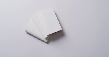 Kağıt parçalarının üzerinde beyaz arka planda fotokopi alanı olan kağıt parçalarını ağır çekimde tutarak. Doku ve kağıt.