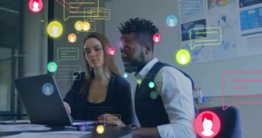 Profil ve mesaj simgelerinin animasyonu. Ofiste tartışan farklı iş adamları ve iş kadınları hakkında. Sosyal medya ağı ve iş teknolojisi kavramı