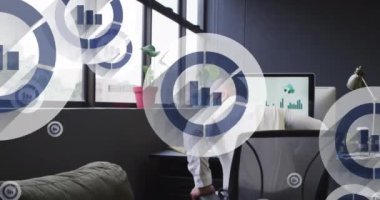 Ofiste pencereden dışarı bakan maskeli melez bir adamın üzerinde süzülen çizgi grafik simgelerinin animasyonu. Bilgisayar arayüzü ve iş veri teknolojisi kavramı