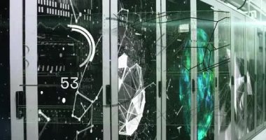 Bilgisayar sunucu odasına karşı veri işleme ve pleksus ağlarıyla arayüzün animasyonu. Bilgisayar arayüzü ve iş veri depolama teknolojisi kavramı