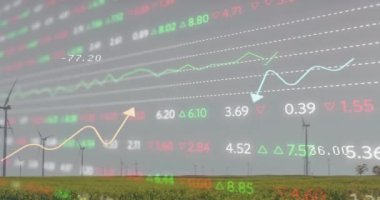 Gri gökyüzüne karşı çayırlarda dönen yel değirmenlerinin üzerinde işlenen borsa verilerinin animasyonu. Küresel ekonomi ve yenilenebilir enerji teknolojisi kavramı