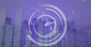 Şehir manzarasının havadan görüntüsüne karşı işleyen saatin animasyonu ve istatistiksel veri işleme. Bilgisayar arayüzü ve iş veri teknolojisi kavramı