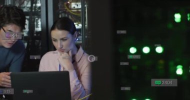 Sunucu odasında dizüstü bilgisayar kullanan çeşitli erkek ve kadın mühendisler üzerinde sosyal medya simgelerinin canlandırılması. Sosyal medya ağı ve iş veri depolama teknolojisi kavramı