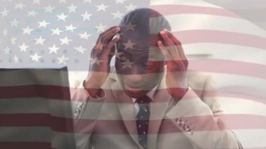 Afro-Amerikan iş adamının Amerika bayrağı üzerinde kafa sallaması. Amerikan vatanseverliği, çeşitlilik ve bağımsızlık kavramı dijital olarak oluşturulmuş video.