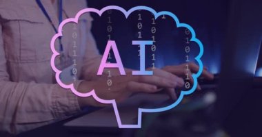 Ai metnin animasyonu, ikonlar ve veri işleme bilgisayarı kullanan beyaz kadın üzerinde. Dijital olarak oluşturulmuş küresel yapay zeka, veri işleme, bilgisayar ve dijital arayüz kavramı.