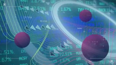 Şehir manzarası üzerinde top ve veri işleme animasyonları. Küresel iş, veri işleme, dijital arayüz ve hesaplama kavramı dijital olarak oluşturuldu.
