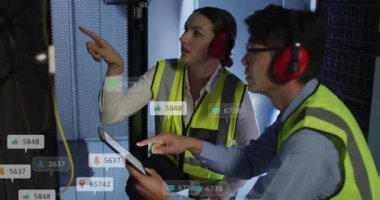 Sunucu odasında tartışan erkek ve kadın mühendisler üzerinde sosyal medya simgelerinin canlandırılması. Sosyal medya ağı ve iş veri depolama teknolojisi kavramı
